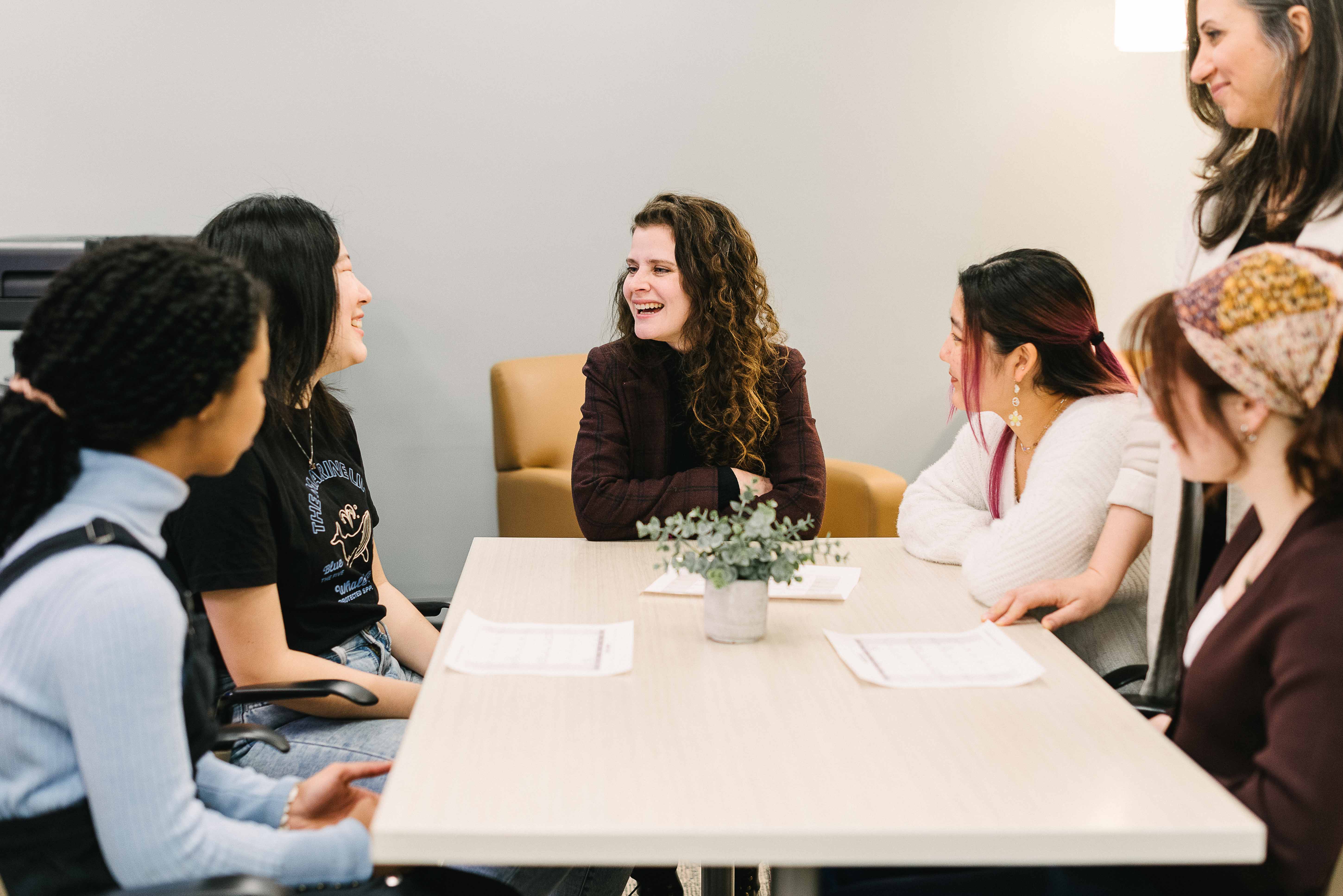 Melissa Norton meets with students in learning and accessibility services office