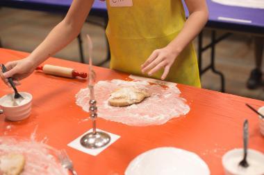 Kids making pizza 380x253