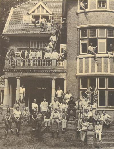  ISP students and program leaders outside the mansion in Wassenaar.